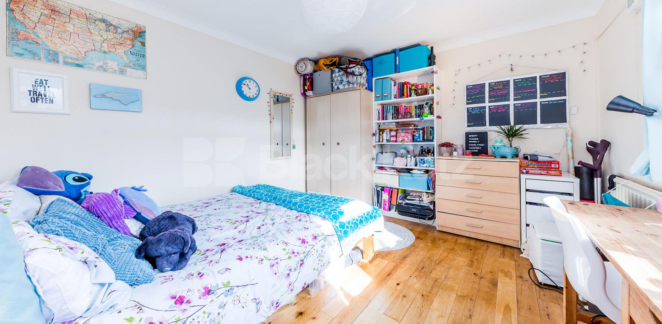 Four double bedrooms large lounge modern kitchen - mins to tube & shops. Williamson Street, Holloway